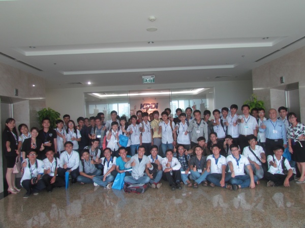 Các bạn sinh viên chụp hình kỷ niệm tại VP KDDI Việt Nam