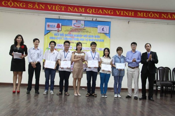 Ông Phạm Hoàng Tuân – trưởng phòng DAĐT VnPro (đứng thứ 2 bên phải) trao học bổng khuyến học