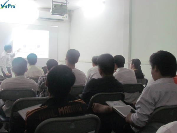 Đông đảo các bạn đến tham dự buổi ôn tập tại VnPro